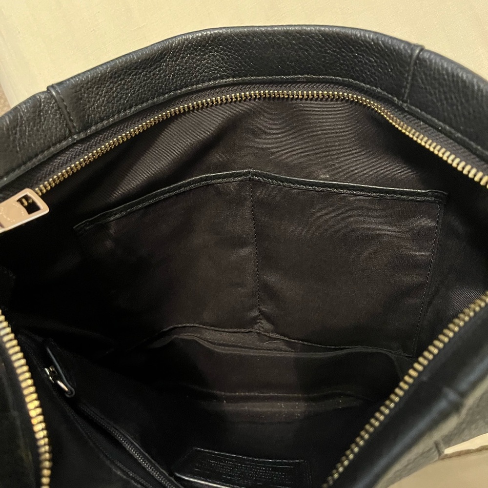 Coach Black Leather Shoulder Bag with Timeless Design - Picture 6 of 10